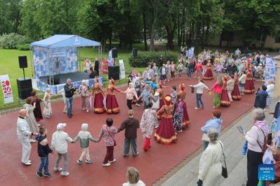 Rộn ràng dân vũ trên phố Saint Petersburg mừng Ngày Quốc khánh Nga