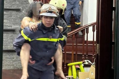 Hà Nội: Kịp thời cứu 4 người mắc kẹt trong vụ cháy nhà lúc rạng sáng