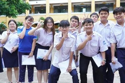 Thí sinh TPHCM rạng rỡ, tự tin bước vào môn thi đầu tiên