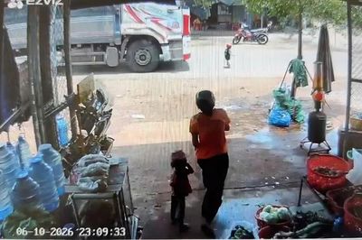 Bé trai 3 tuổi bị xe tải tông tử vong khi chạy qua đường