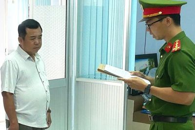 Khởi tố một cựu hiệu trưởng cùng 2 thuộc cấp