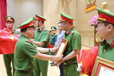 Trao thưởng thành tích xuất sắc triệt phá đường dây ma túy xuyên quốc gia
