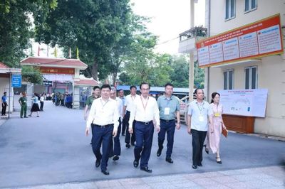 Bộ trưởng Bộ GD-ĐT và lãnh đạo TPHCM động viên thí sinh trước khi làm bài thi