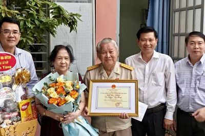Trưởng Ban Nội chính Thành ủy TPHCM thăm, chúc thọ người cao tuổi tiêu biểu