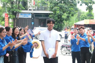 Đề Ngữ văn tốt nghiệp THPT gây bất ngờ, khó 'mưa' điểm 9
