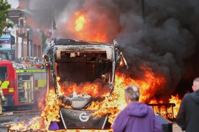 Cảnh sát dùng vòi rồng giải tán người biểu tình ở Belfast