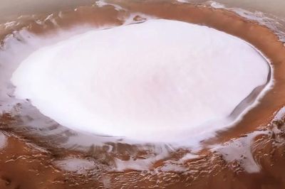 Cận cảnh hồ băng khổng lồ trên sao Hỏa
