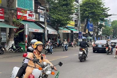 Chạy đua với thời gian, CSGT Quảng Ngãi giúp nữ sinh không lỡ Kỳ thi tốt nghiệp