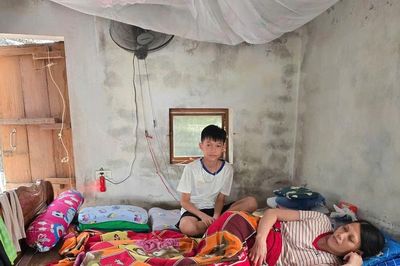 Ứa nước mắt câu khích lệ 'mẹ ơi cố lên' của cậu bé lớp 6 chăm mẹ liệt giường