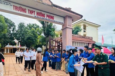Thí sinh Vân Kiều được hỗ trợ suất ăn trưa sau buổi thi đầu tiên