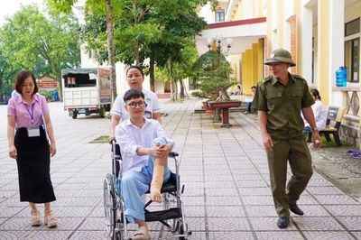 Vượt cơn đau sau phẫu thuật, nam sinh Phú Thọ quyết không lỡ hẹn với Kỳ thi tốt nghiệp THPT