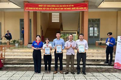 Sĩ tử Đắk Lắk ấm lòng với suất cơm miễn phí từ các y, bác sĩ