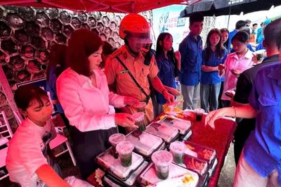 Ấm lòng những suất cơm nghĩa tình mùa thi vùng biên giới