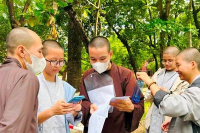 Tăng ni sinh TP Huế tự tin 'vượt vũ môn'