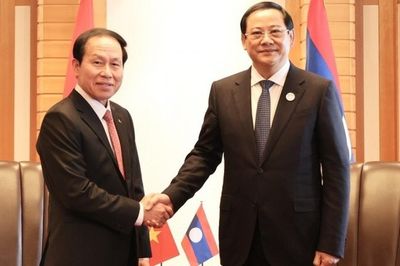 Phó Thủ tướng Lê Tiến Châu hội kiến Thủ tướng Lào Sonexay Siphandone
