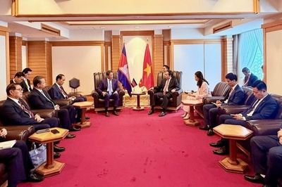 Phó Thủ tướng Lê Tiến Châu gặp Phó Thủ tướng Campuchia Sun Chanthol