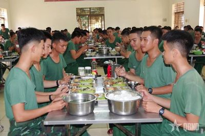 Ấm áp bữa cơm chiều của những người lính xa nhà