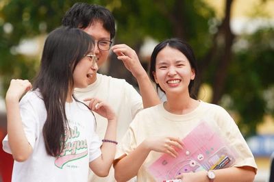 Chi tiết đề thi Ngữ văn, nhận xét, giải đề sớm nhất