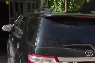 Xử lý tài xế xe biển xanh đỗ xe nơi có biển cấm