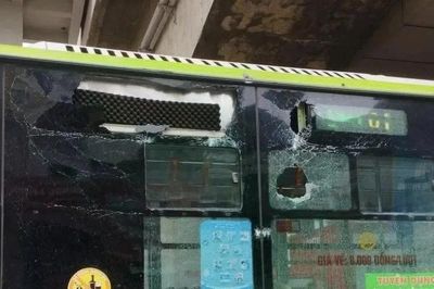 Hà Nội: Mảng vữa từ nhà ga metro Văn Khê rơi trúng xe buýt