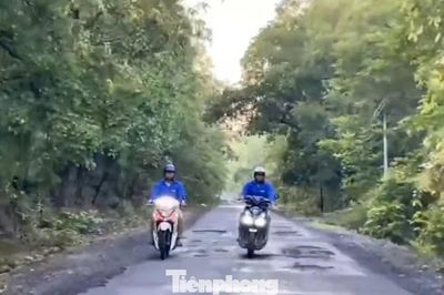Tình nguyện viên băng rừng, vượt hàng chục cây số chở thí sinh đi thi
