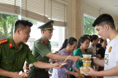 Thức từ tinh mơ nấu cơm tiếp sức học trò vượt biển đi thi