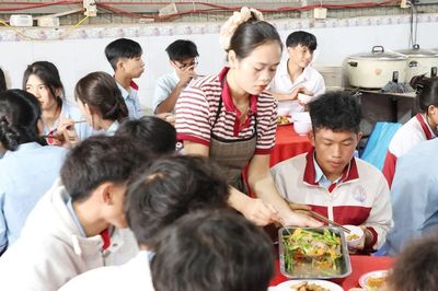 Sĩ tử vùng sâu Lâm Đồng được tiếp sức bữa cơm 0 đồng