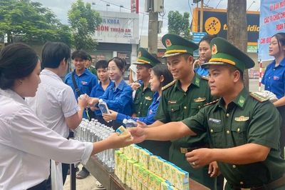 Tuổi trẻ Biên phòng tiếp sức sĩ tử vùng biên
