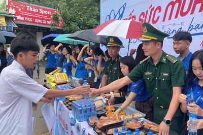 Đoàn viên, thanh niên Sơn La làm xe ôm, nấu cơm, phát sữa tiếp sức sĩ tử