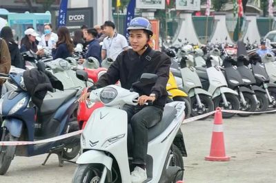 Hà Nội dự chi hơn 1.000 tỷ hỗ trợ người nghèo chuyển đổi xe điện