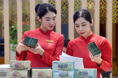 Tại sao gửi tiền ngân hàng trả lãi suất cao vót 8%/năm dù kỳ hạn chỉ 1 tháng?