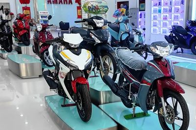 Sức mua giảm, nhiều mẫu xe máy 'hot' vẫn bán chênh giá hàng triệu đồng