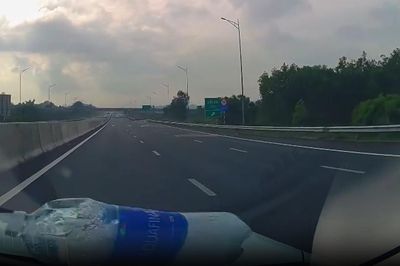 Clip ô tô bất ngờ bị ném chai nước trúng kính lái khi đang chạy trên cao tốc