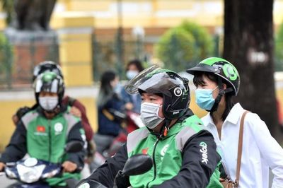 Lý do Hà Nội chưa định cấm ngay xe ôm công nghệ chạy xăng trong vùng phát thải thấp
