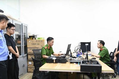 Hình ảnh cảnh sát khám xét trong vụ án bản quyền phần mềm đầu tiên trên cả nước