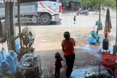 Bé trai 3 tuổi băng qua đường, bị xe tải tông tử vong