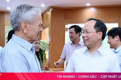 Ban Thường vụ Tỉnh ủy Hà Tĩnh gặp mặt cán bộ quản lý nghỉ hưu qua các thời kỳ