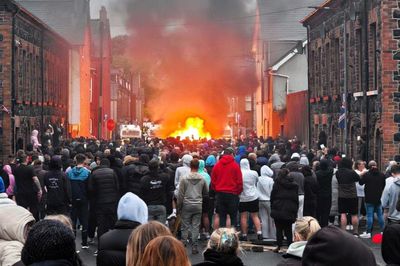 Bắc Ireland: Tái diễn biểu tình bạo lực tại Belfast, cảnh sát thắt chặt an ninh