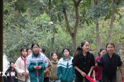Nghệ An: 'Gieo mầm yêu thương' từ những suất cơm, ly nước nghĩa tình nơi trường thi