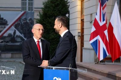 Bộ trưởng Quốc phòng Anh John Healey tuyên bố từ chức