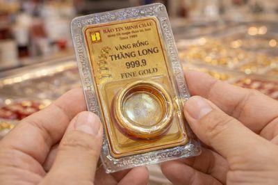 Vàng SJC mất thêm 2,3 triệu đồng/lượng, nhà đầu tư vẫn đối mặt rủi ro lớn