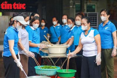 Người dân ngoại thành Hà Nội nấu cơm miễn phí tiếp sức thí sinh