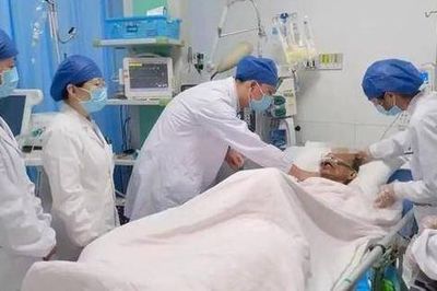 Người đàn ông 58 tuổi đột ngột tử vong sau khi nôn mửa, bác sĩ cảnh báo thói quen 'cực độc'