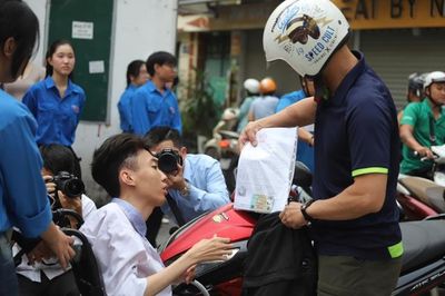 Người cha làm 'đôi chân' đưa con đến phòng thi tốt nghiệp THPT 2026