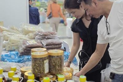 Hàng giá rẻ bủa vây trên 'chợ điện tử', hàng Việt giữ khách bằng gì?