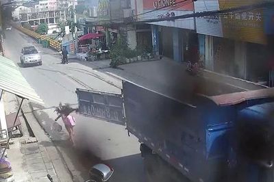 Cửa thùng xe tải bật tung giữa đường, người phụ nữ đi bộ lĩnh trọn cú va đập bất ngờ