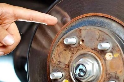 Đĩa phanh ô tô gỉ sét có nguy hiểm?
