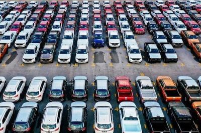 Doanh số xe xăng dầu sụt giảm, hybrid tăng vọt