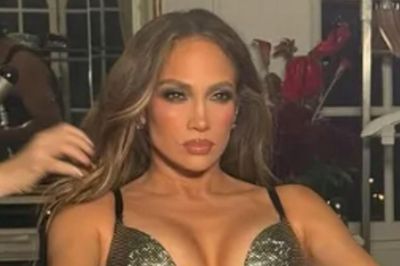 Jennifer Lopez tạo dáng táo bạo trong bộ bodysuit đính đá