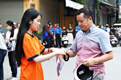 Kỳ thi tốt nghiệp THPT 2026: Ngoài cổng trường, cha mẹ cũng đang 'thi cùng con'